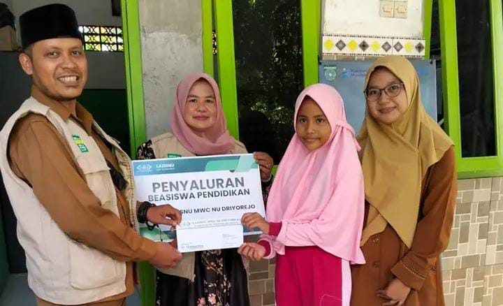 LAZISNU MWC NU Driyorejo Salurkan Beasiswa Pendidikan untuk Madrasah Ibtidaiyah Se-Kecamatan Driyorejo