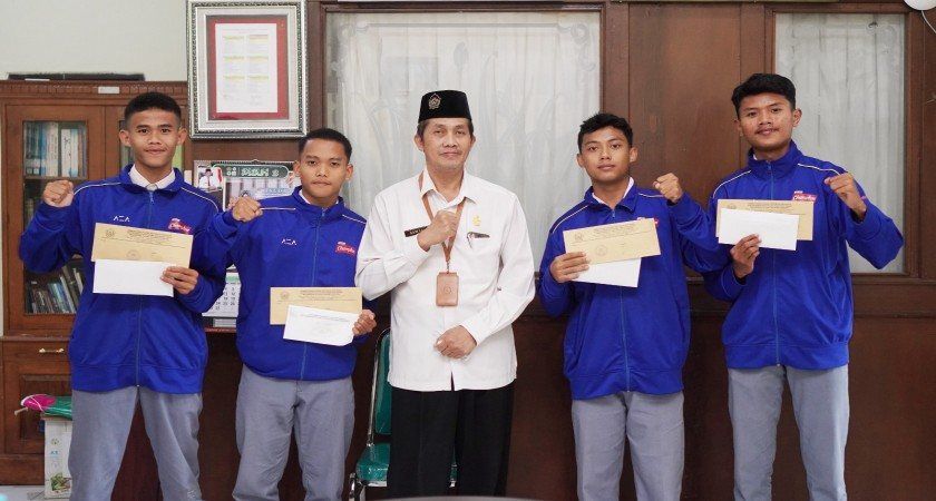 ATLIT ESTAFET MAN 2 GRESIK TERIMA REWARD DARI BUPATI GRESIK DAN KEPALA MAN 2 GRESIK SEBELUM TRAINING CAMP KE PERTH, AUSTRALIA