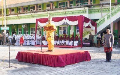 PERINGATI HUT RI KE 78, KEMENAG GRESIK GELAR UPACARA BENDERA  DI MAN 2 GRESIK BERTEMAKAN PAKAIAN ADAT NUSANTARA