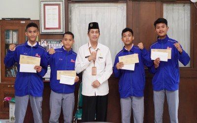 ATLIT ESTAFET MAN 2 GRESIK TERIMA REWARD DARI BUPATI GRESIK DAN KEPALA MAN 2 GRESIK SEBELUM TRAINING CAMP KE PERTH, AUSTRALIA